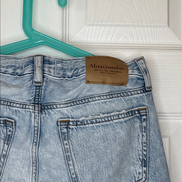Abercrombie Kids Lightweight Loose Jeans. Light wash Sz 11/12 Regular - Picture 3 of 6